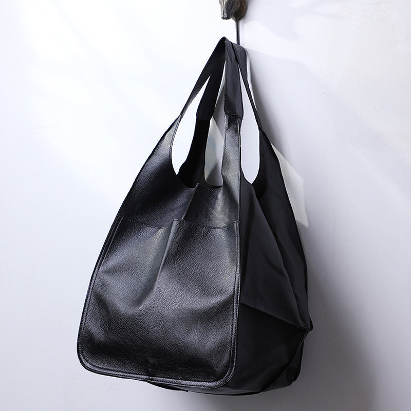 Praktische Damen Leder-Schultertasche; der ideale Weekender für das nächste Abenteuer.
