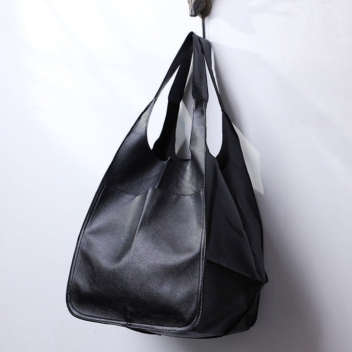 Praktische Damen Leder-Schultertasche; der ideale Weekender für das nächste Abenteuer.