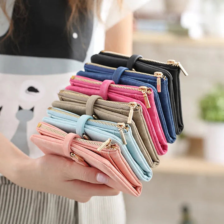 Damen-Brieftasche mit mattem Finish und Druckknopf, elegantes Design.