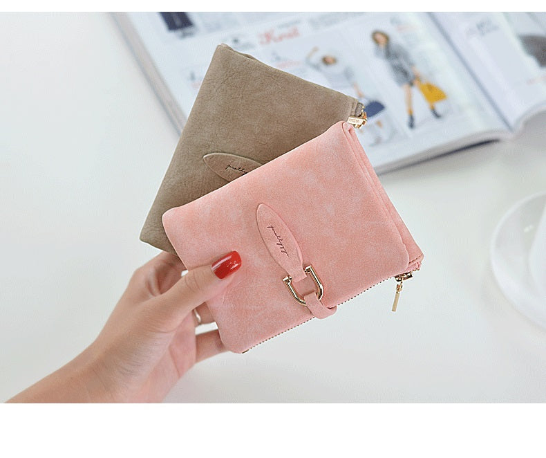 Praktische, elegante Damenbrieftasche, matt, mit Druckknopf, für Karten und Münzen.