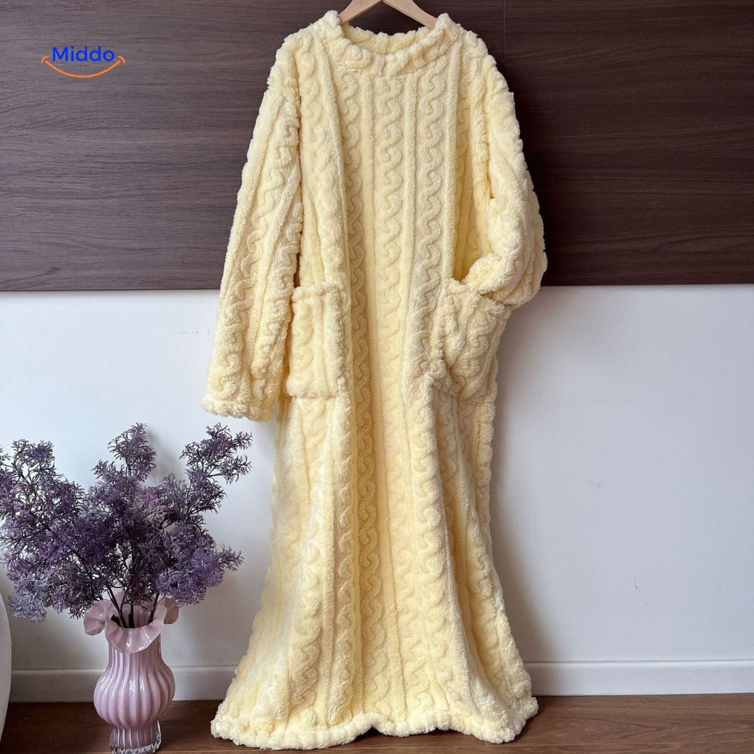 Flauschiges Hauskleid für Damen, oversized und wohlig warm, ideal für entspannte Tage.