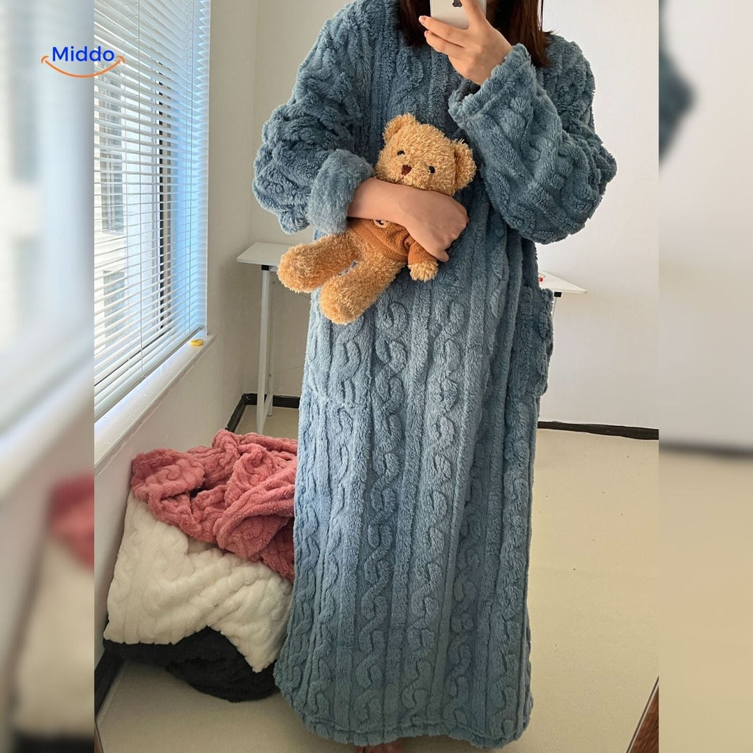 Gemütliches Damen Deckenkleid, flauschig, oversized & entspannend, für kalte Tage.