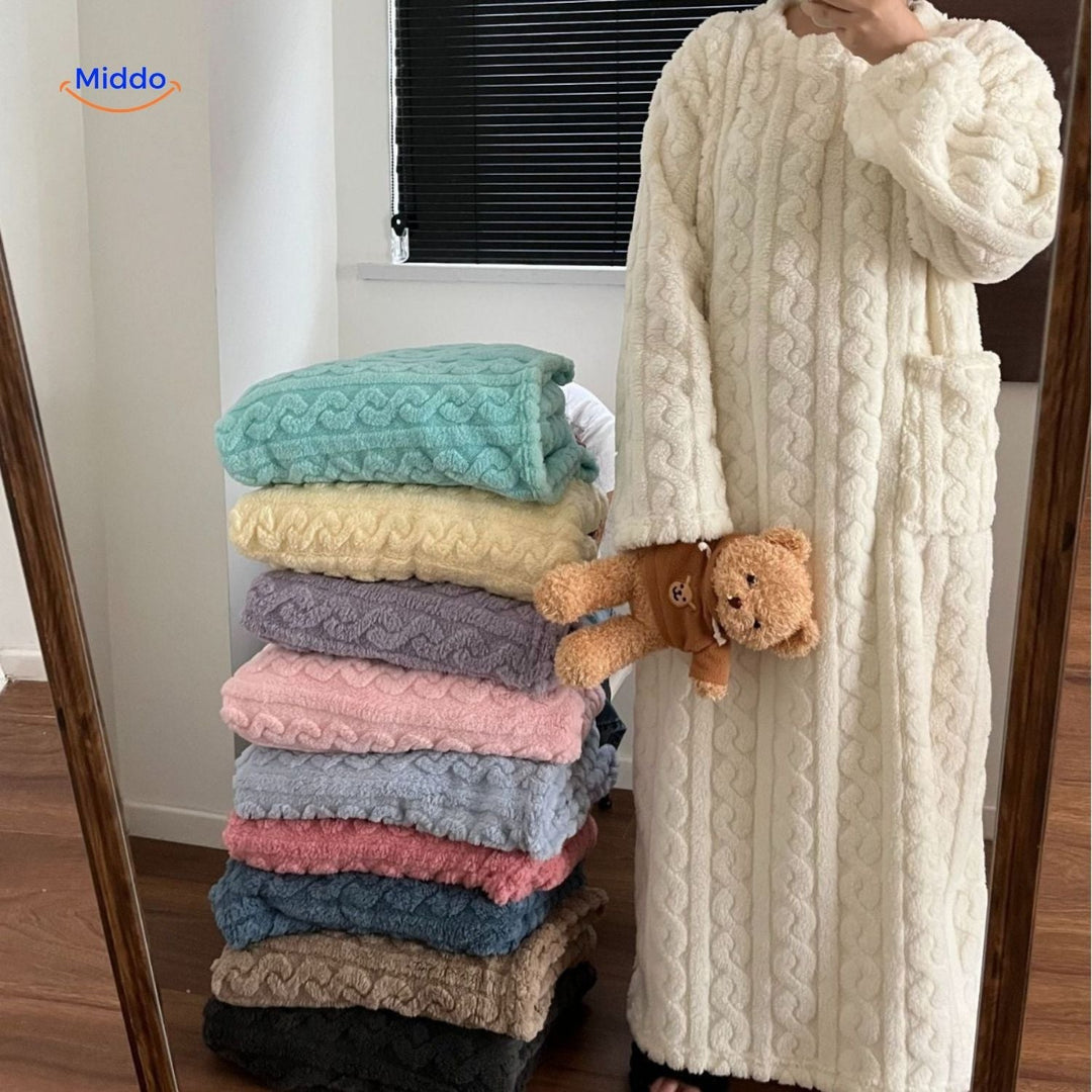 Geschenkidee: Flauschiges Damen Deckenkleid, wohlig warm für entspannte Winterabende.