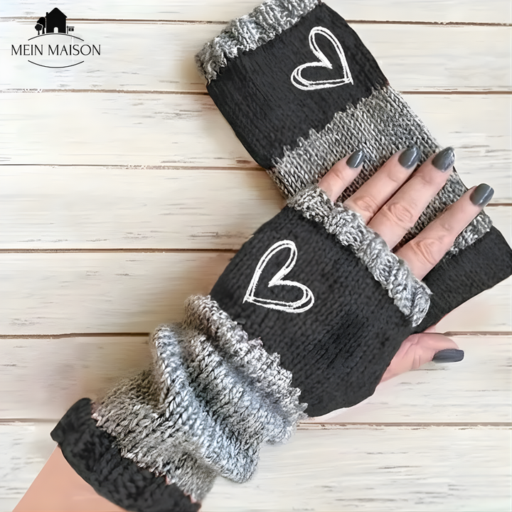Detailansicht: Gestrickte fingerlose Handschuhe für Damen mit kleinem Herz, atmungsaktiv & warm.