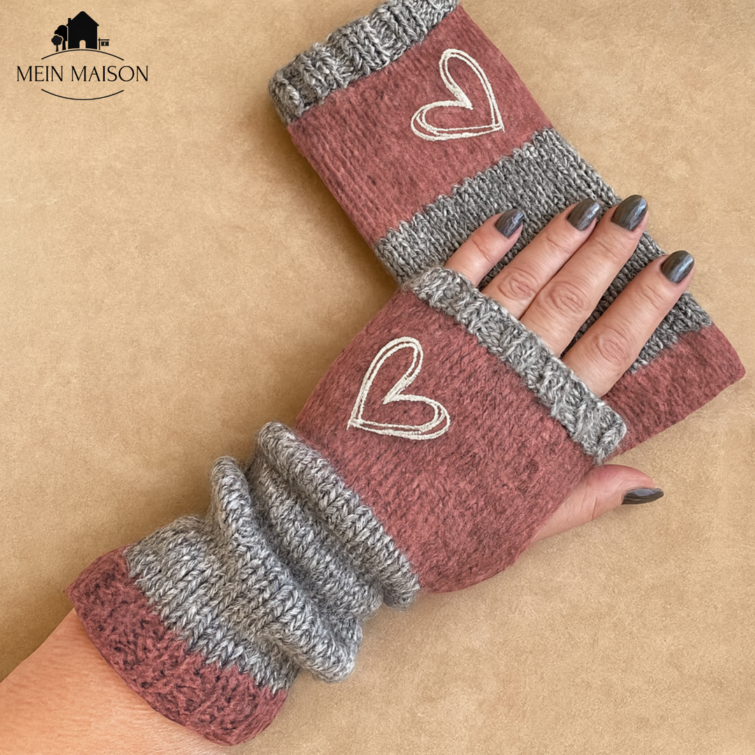 Gemütliche fingerlose Damenhandschuhe mit süßem Herzmotiv, ideal als Winter-Accessoire.