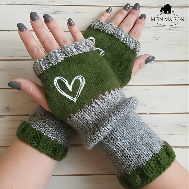 Modische fingerlose Strickhandschuhe in Beige mit rotem Herz, warmhaltend für Damen Hände.