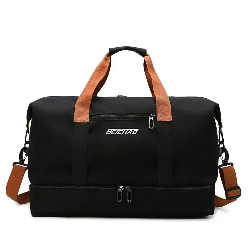 Komfortable Schultertasche für Damen. Bietet genug Stauraum für Sportzubehör und Reiseutensilien.