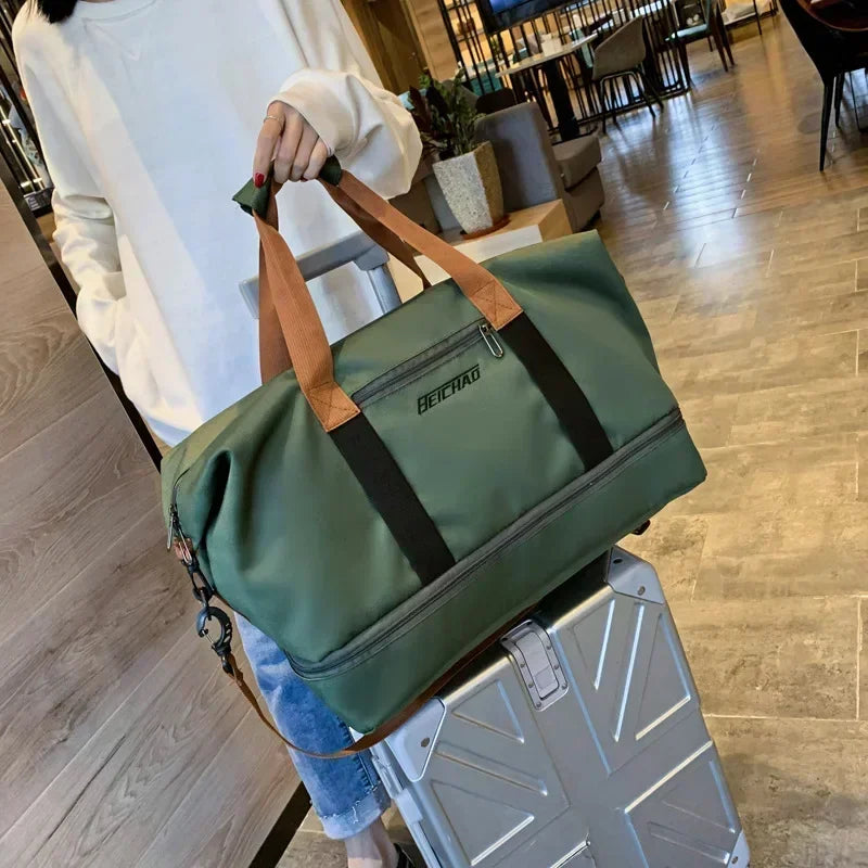 Geräumige Damen Sporttasche für Fitness und Reisen, mit praktischem Schuhfach und Nass-Trocken-Fach.