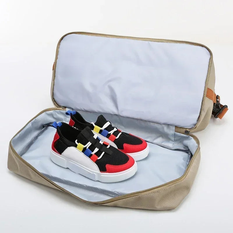Stilvolle Fitness-Reisetasche für Damen. Bietet viel Platz dank großer Kapazität und cleverer Organisation.