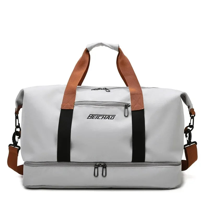 Robuste Wochenendtasche für Damen mit Schultergurt. Ideal als Reisegepäck mit Nass-Trocken-System.