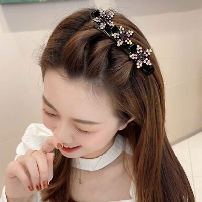 Chic geflochtene Haarspange für Damen, mit funkelnden Steinen als modisches Haar-Accessoire.