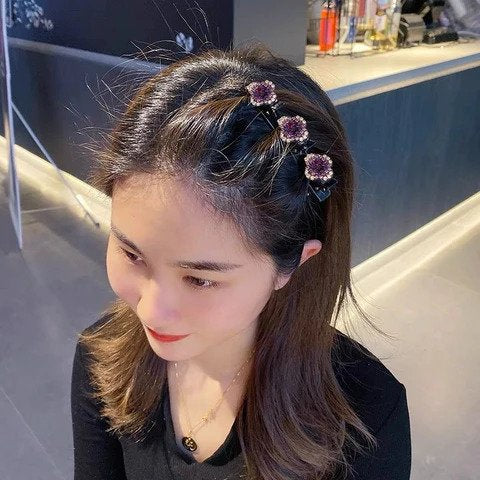 Modische geflochtene Haarspange mit schimmernden Steinen, ein glamouröses Accessoire für Damenfrisuren.