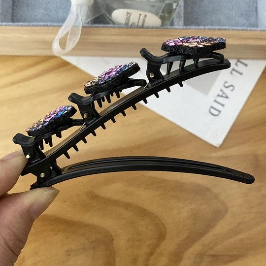 Glitzernde Haarklammer für Damen, geflochtene Optik mit vielen funkelnden Schmucksteinen.