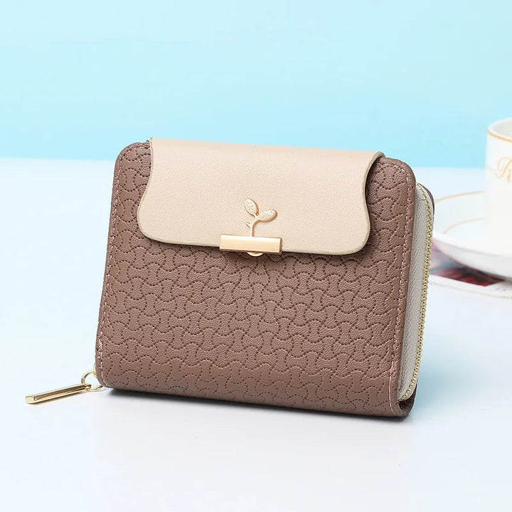 Offene Damen Clutch mit Blätter-Design, zeigt organisierte Kartenfächer. Praktisches Portemonnaie.