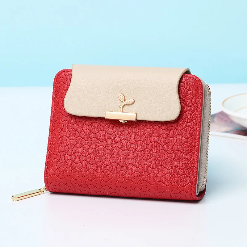 Modische Blätter-Clutch für Damen, elegant in der Hand gehalten. Perfektes Frauen Accessoire.