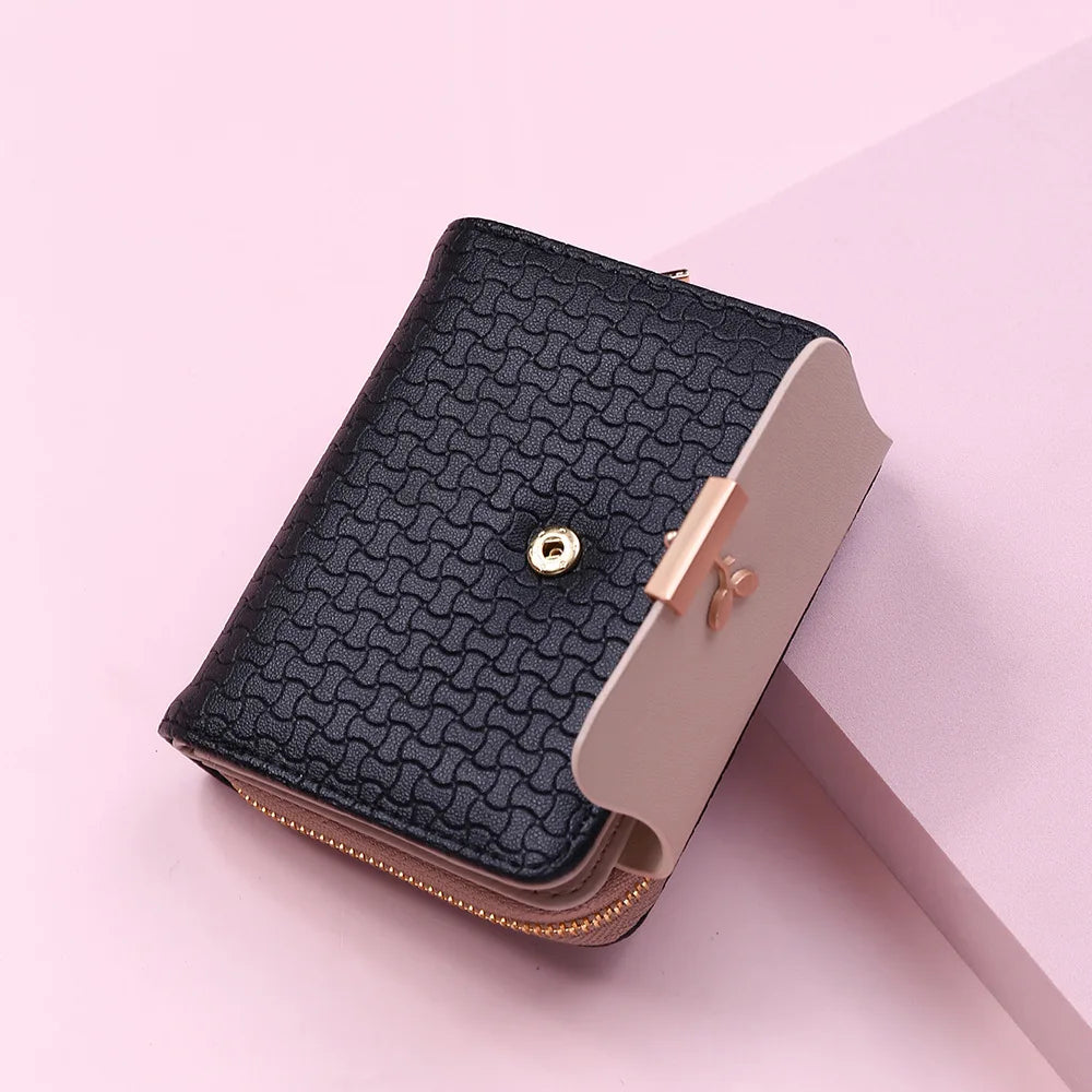 Geschlossene elegante Blätter-Clutch, Damen Geldbörse mit Kartenhalter. Stilvolles Accessoire.