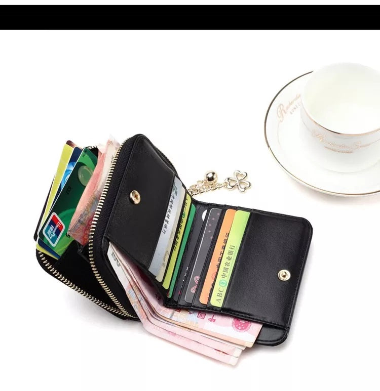 Kompakte Damen Geldbörse, offen präsentiert. Zeigt Kartenfächer & Münzfach. Modernes, elegantes Accessoire für jede Tasche.