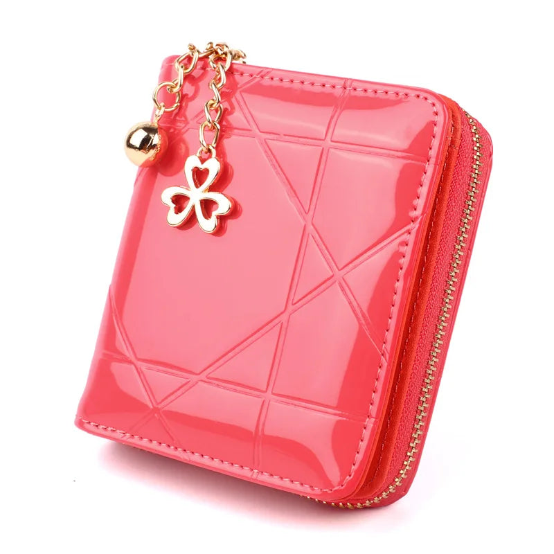 Damen Clutch & Geldbörse in Rosa. Stilvolles, kompaktes Accessoire mit Druckknopfverschluss. Ideal als Geschenkidee.