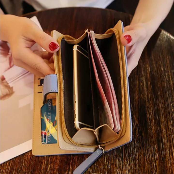 Feminines Portemonnaie mit Blättermotiv, stilvolles Accessoire für jede Frau.