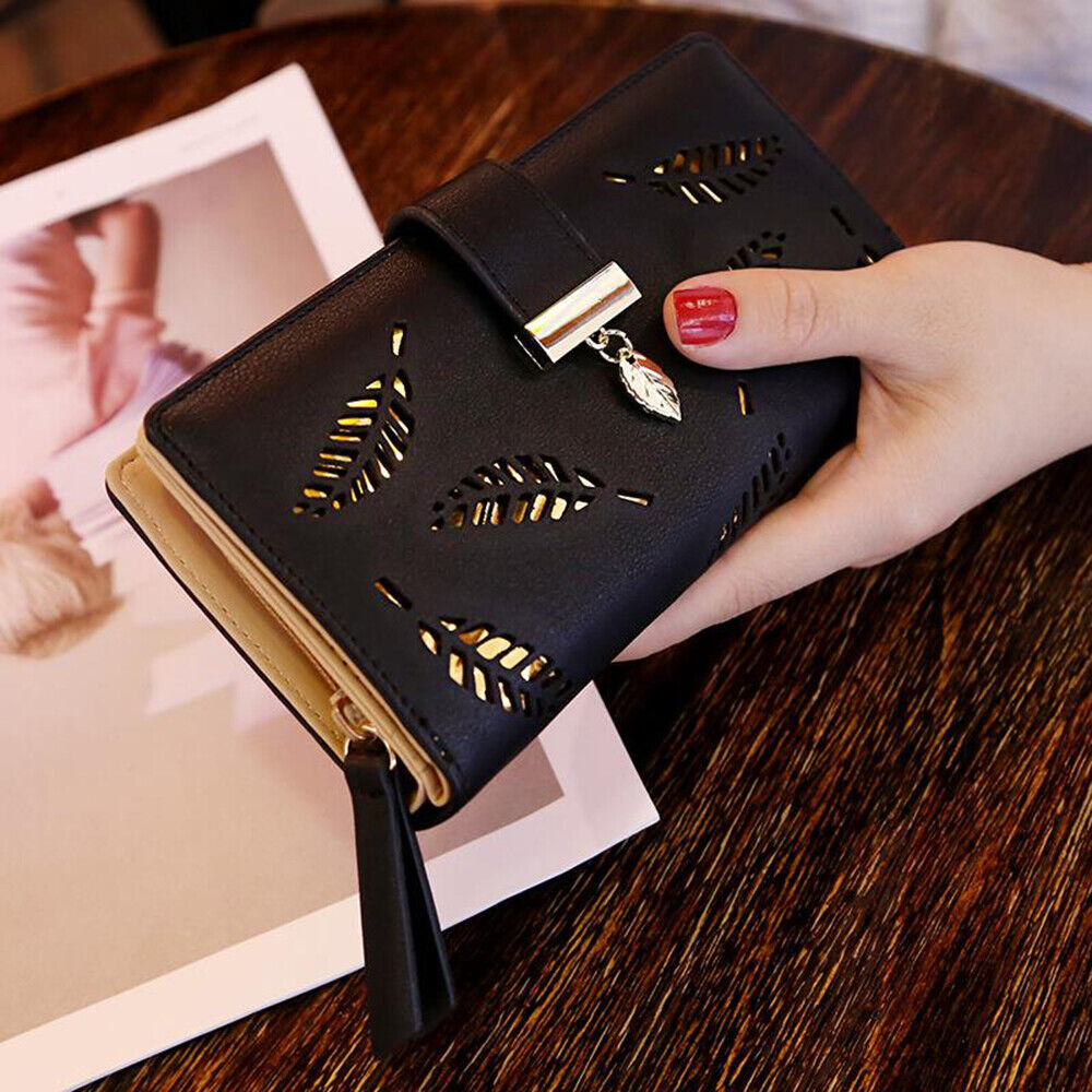 Elegante Damen Geldbörse, schwarz mit goldenem Blätterdruck, praktischer Begleiter.