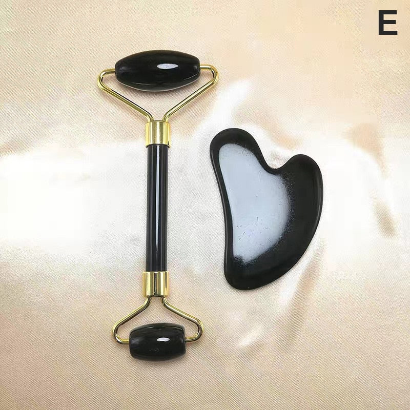 Zwei Beauty Tools: Gesichtsroller & Gua Sha Schaber für Damen. Fördern strahlende, entspannte Haut.