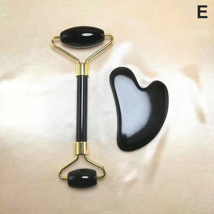Zwei Beauty Tools: Gesichtsroller & Gua Sha Schaber für Damen. Fördern strahlende, entspannte Haut.