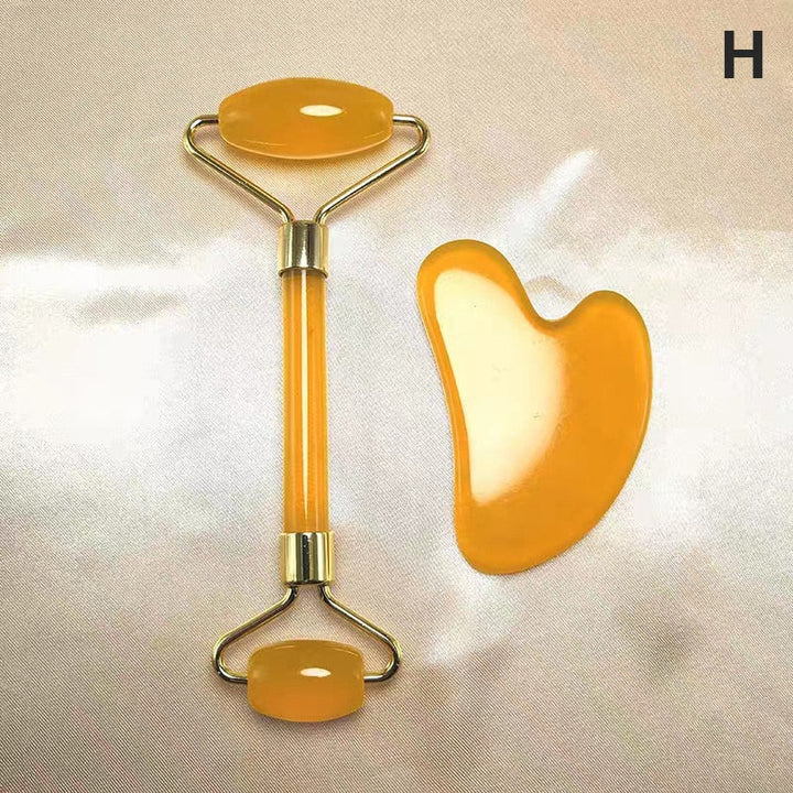 Damen Gua Sha Gesichtsschaber in Aktion zur Massage & Förderung der Hautelastizität.