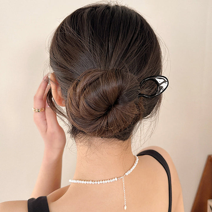 Glänzende GlamGrip Haarspange in Roségold, ein modisches Haarstyling-Accessoire für besondere Anlässe.