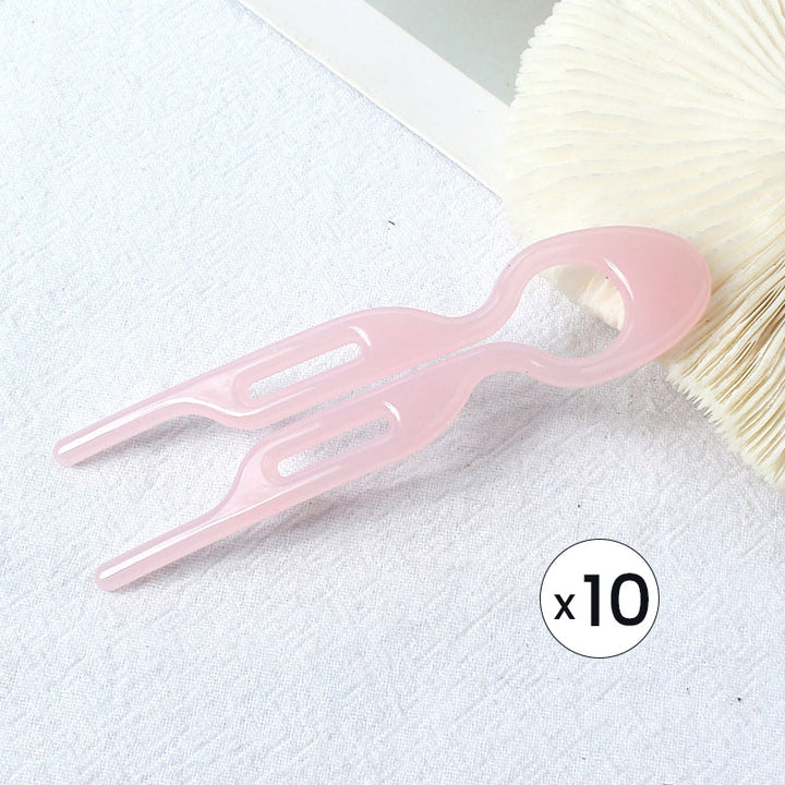 Eine Frau befestigt ihre Hochsteckfrisur mit der praktischen GlamGrip Haarspange. Für mühelose Eleganz.