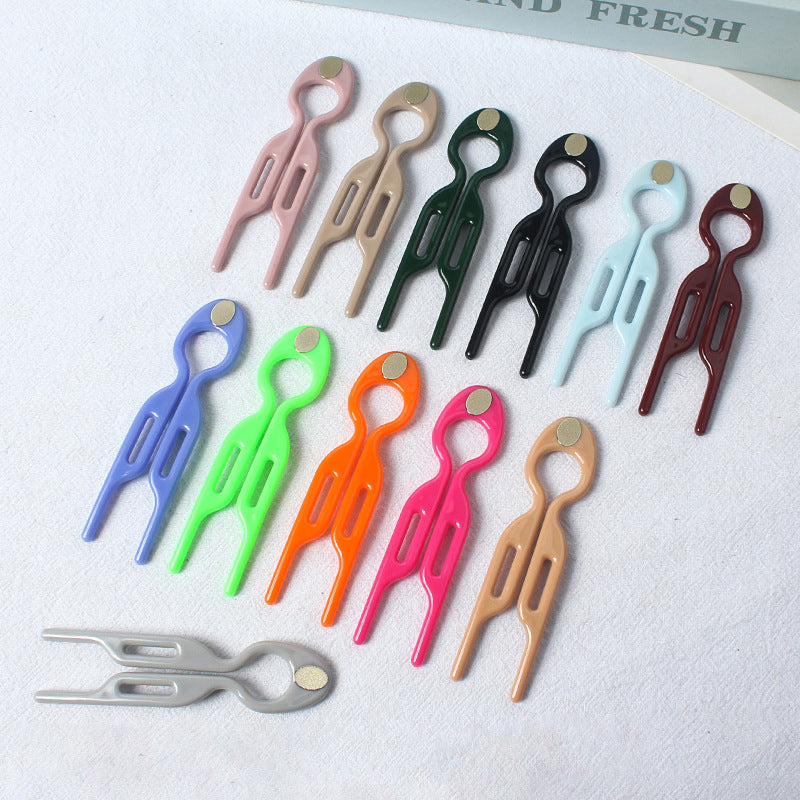GlamGrip Haarspange in verschiedenen Farben arrangiert, vielseitiges Accessoire für jede Damen-Frisur.