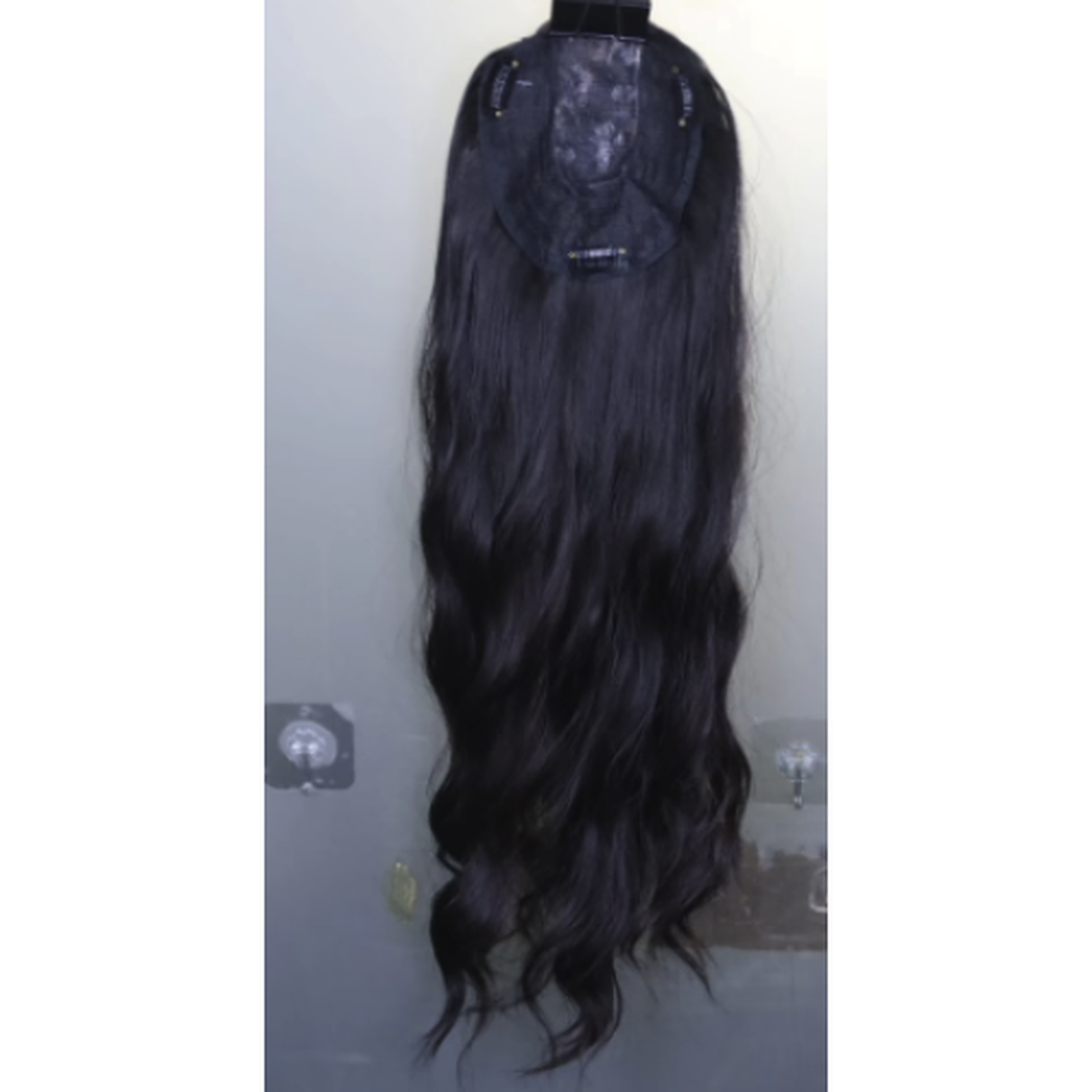 Clip-In Haar-Topper für Damen mit welligem Haar. Natürlicher Look und sofortige Haarverdichtung.