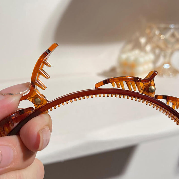 Detailaufnahme des Flechtclips am Haarreif, ideal für einfache, modische Zöpfe und Frisuren bei Damen & Mädchen.