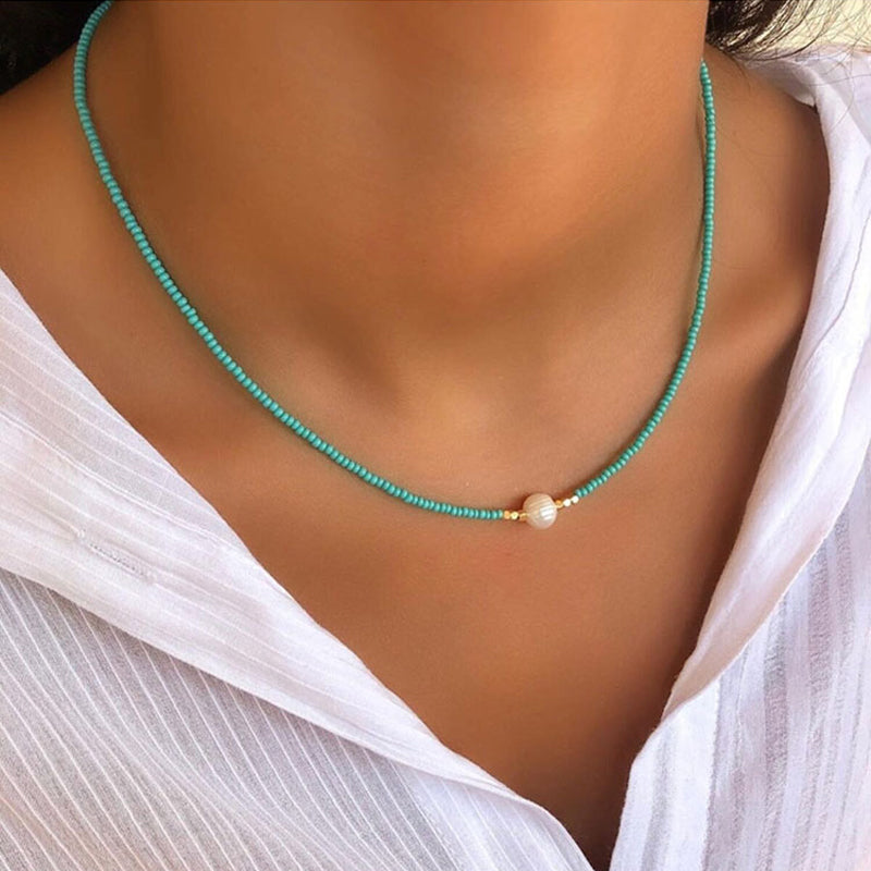 Damen Perlenschmuck: farbige Süßwasserperlenkette für einen eleganten und modernen Look. Geschenkidee.