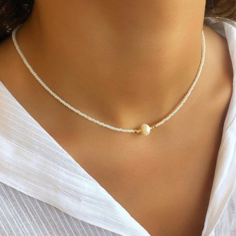 Close-up der eleganten farbigen Süßwasser Reisperlen dieser Damen Halskette. Modisches Accessoire.