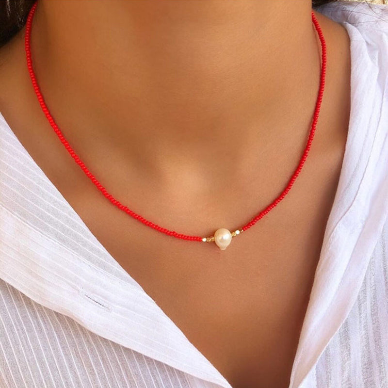 Ein Must-have Accessoire: Damen Halskette mit farbigen Süßwasserperlen, ideal für festliche Anlässe.