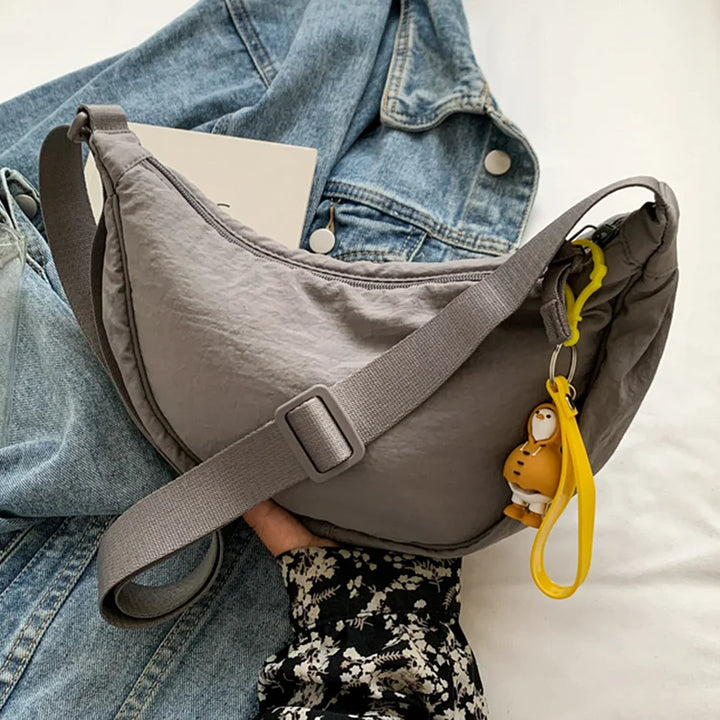 Damen Umhängetasche Haze, stilvolle leichte Knödeltasche aus Stoff für modische Outfits.