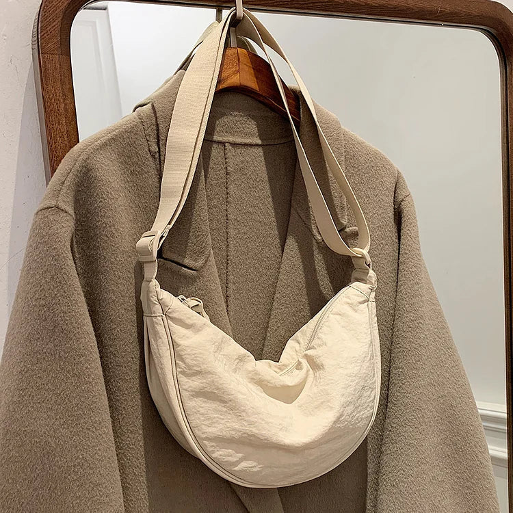 Moderne Damen-Knödeltasche, leichte Stofftasche als elegantes Crossbody-Accessoire.