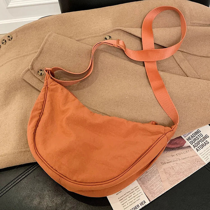 Leichte Stoff-Knödeltasche für Damen, stilvolle Umhängetasche in modernem Design als Crossbody.