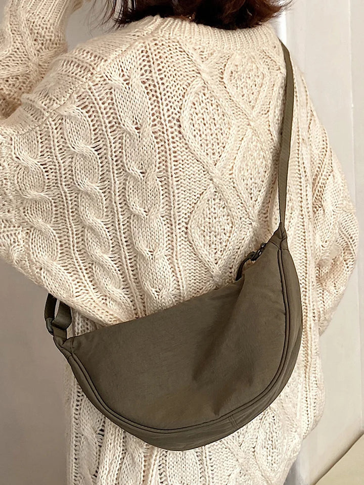 Crossbody Knödeltasche für Damen, stilvolle und leichte Stofftasche in moderner Optik.