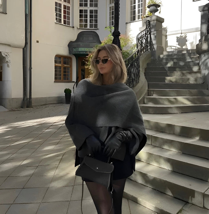 Eleganter Damen Poncho, ideal für Herbstmode. Warmer, asymmetrischer Überwurf für Frauen.