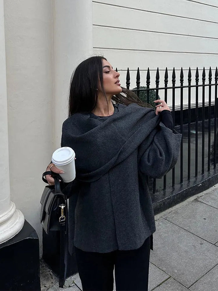 Moderner Damen Überwurf Poncho, asymmetrisch geschnitten. Warmes Herbst-Winter Accessoire.