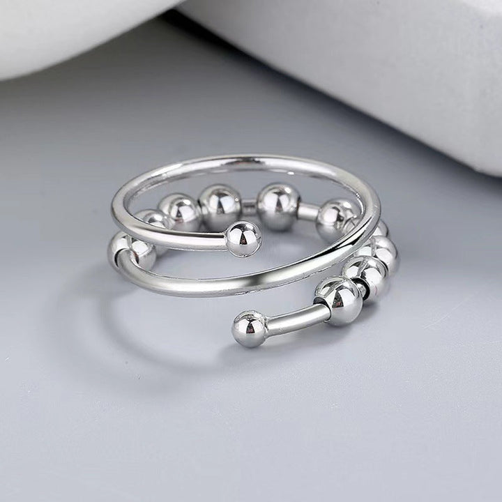 Detailaufnahme des Zappelrings, der Stressabbau und Entspannung durch spielerisches Bewegen der Perlen fördert.