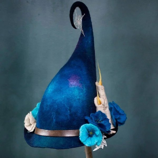Verschiedene handgefertigte Damen Hexenhüte aus Filz (lila, rosa, blau) für Halloween & Fasching.