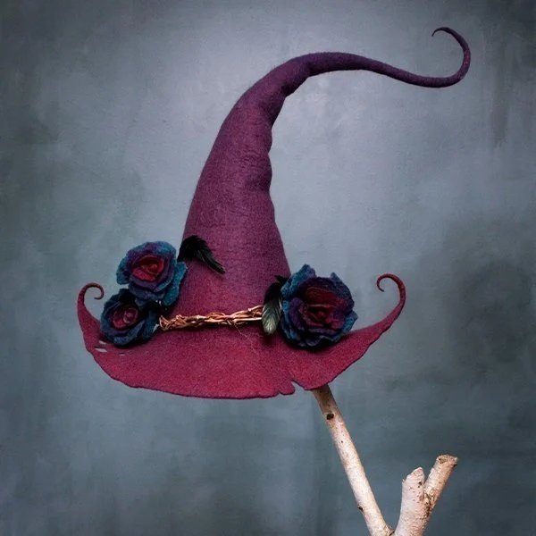 Damen Hexenhut aus Filz, handgefertigt für Halloween Kostüme, erhältlich in Lila, Rosa und Blau.