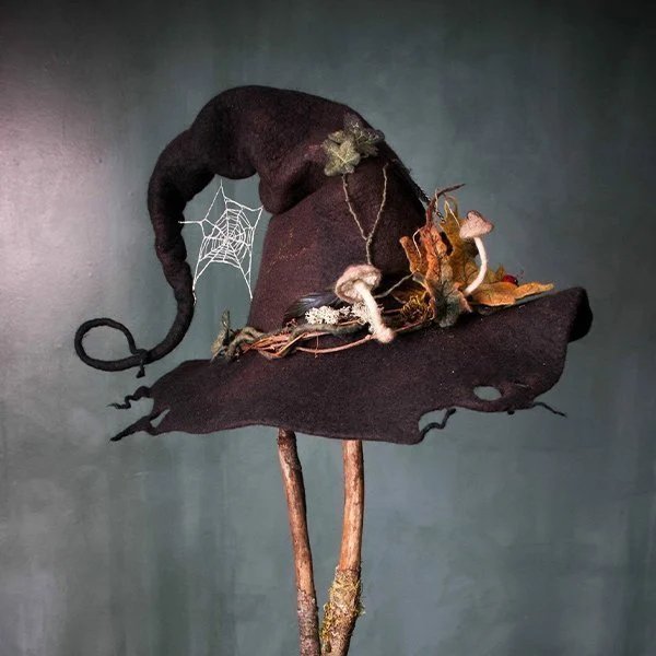 Einzigartiger Damen Hexenhut aus Filz mit spitzer Form, ideales Accessoire für Halloween & Faschingskostüme.