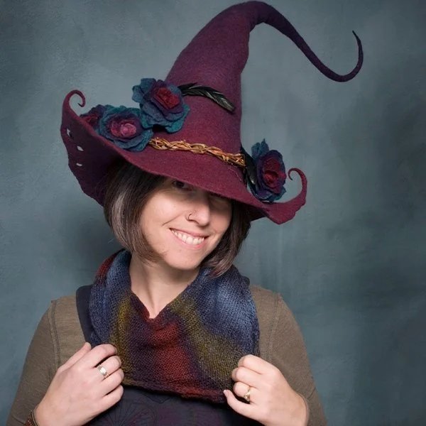 Detailansicht des handgefertigten Merinofilz Hexenhuts für Damen, perfektes Halloween Kostümzubehör.