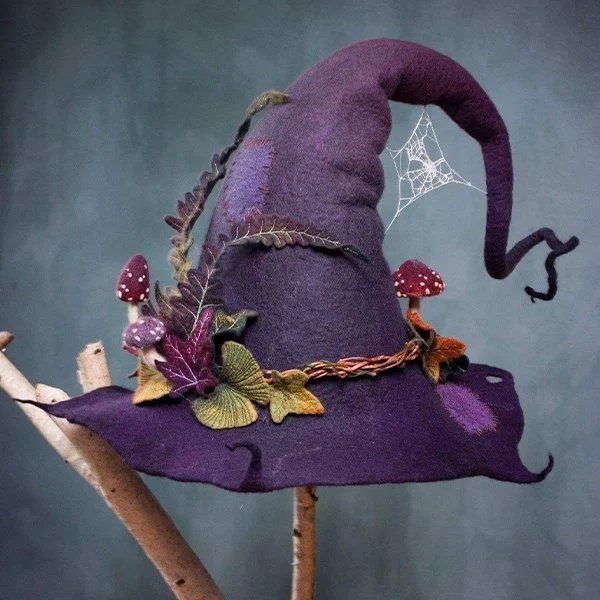 Seitliche Ansicht eines eleganten Damen Hexenhuts aus Filz, ideal für magische Halloween Partys.