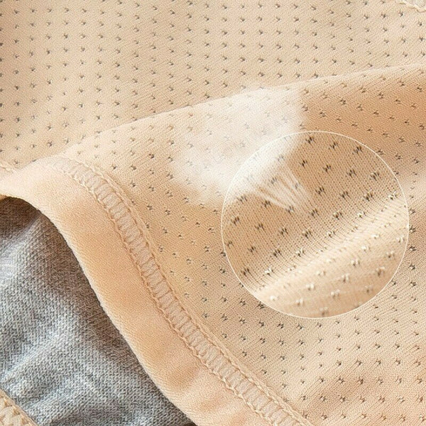 Detail der saugfähigen Schicht in der auslaufsicheren Baumwoll-Unterhose für Frauen.