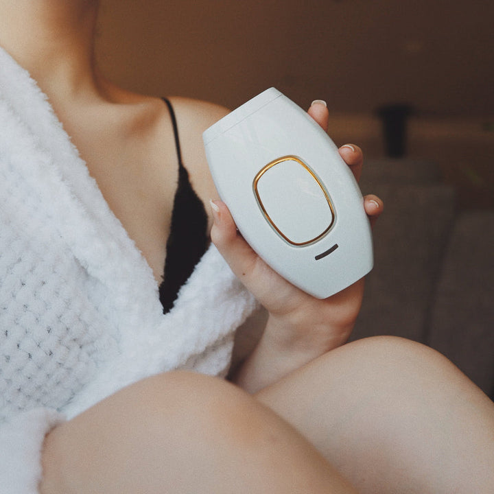 Elegantes, weißes Lasergerät für Frauen zur effektiven IPL-Haarentfernung; für sichtbar seidigere Haut.