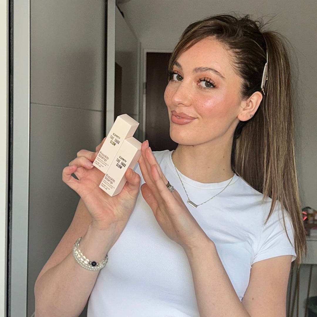 Einfacher Sommersprossen Stempel für authentisch wirkende, künstliche Freckles im natürlichen Beauty-Look.